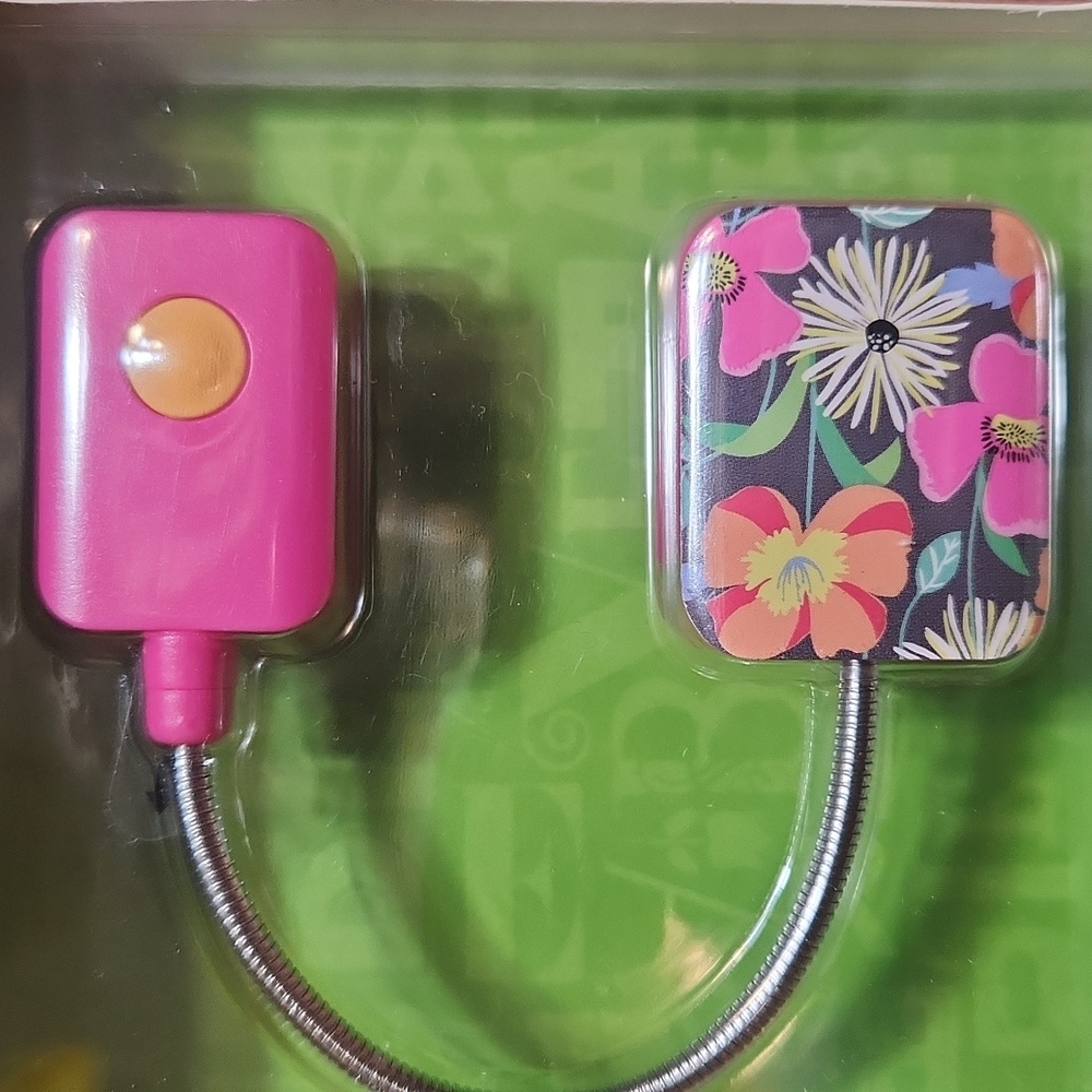 VERA BRADLEY clip light. - Picture 2 of 8